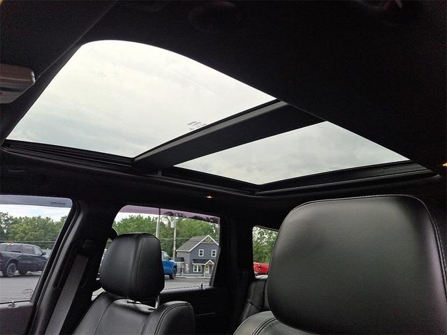 Photo of 2022 White Jeep Grand Cherokee WK