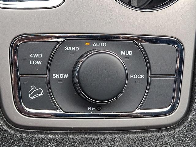 Photo of 2022 White Jeep Grand Cherokee WK