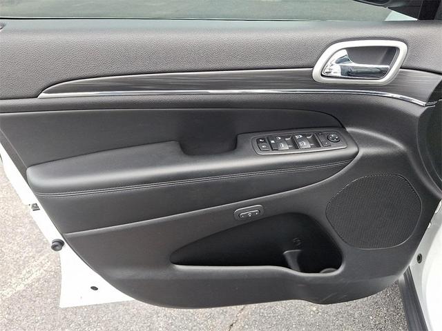 Photo of 2022 White Jeep Grand Cherokee WK