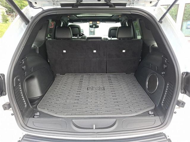 Photo of 2022 White Jeep Grand Cherokee WK