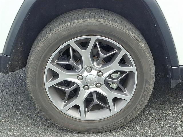 Photo of 2022 White Jeep Grand Cherokee WK