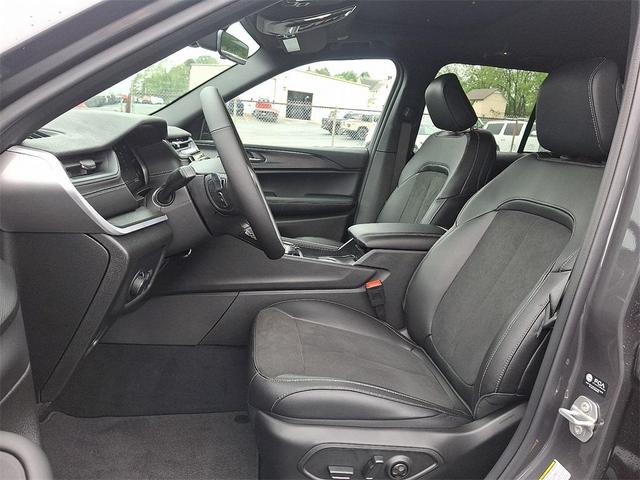 Photo of 2025 Gray Jeep Grand Cherokee