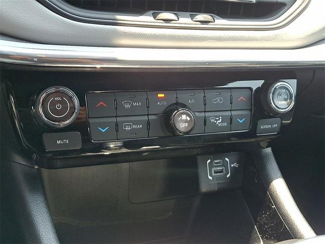 Photo of 2023 White Jeep Compass