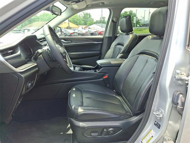 Photo of 2023 Silver Jeep Grand Cherokee L