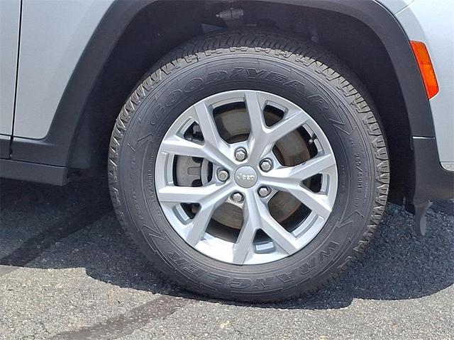 Photo of 2023 Silver Jeep Grand Cherokee L