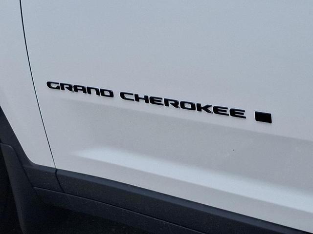 Photo of 2025 Bright White Clearcoat Jeep Grand Cherokee