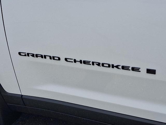 Photo of 2025 Bright White Clearcoat Jeep Grand Cherokee