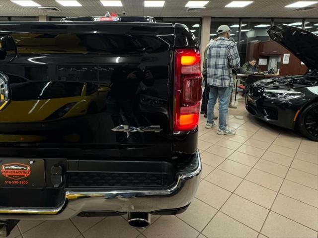 Photo of 2022 Diamond Black Crystal Pearlcoat RAM 1500