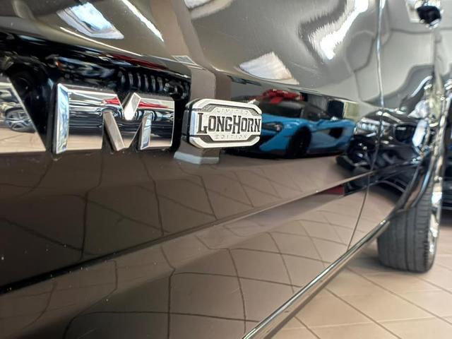 Photo of 2022 Diamond Black Crystal Pearlcoat RAM 1500