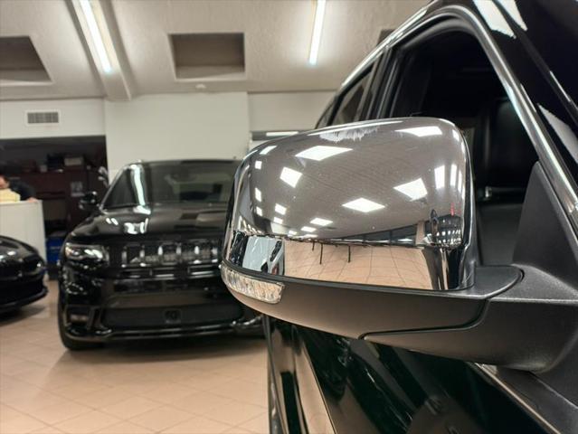 Photo of 2022 Diamond Black Crystal Pearlcoat Jeep Grand Cherokee