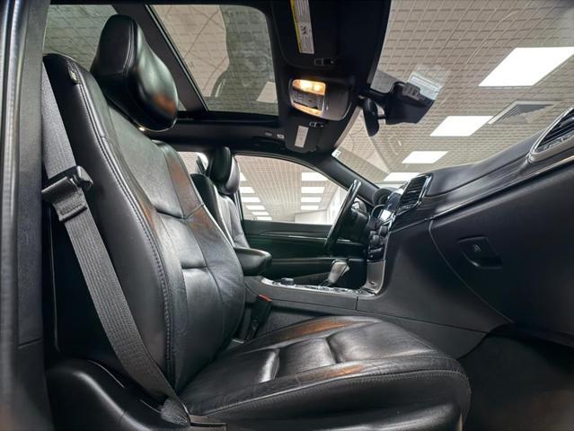 Photo of 2022 Diamond Black Crystal Pearlcoat Jeep Grand Cherokee