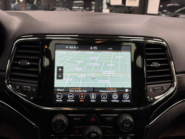 Photo of 2022 Diamond Black Crystal Pearlcoat Jeep Grand Cherokee