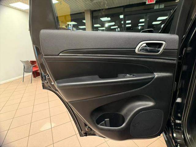 Photo of 2022 Diamond Black Crystal Pearlcoat Jeep Grand Cherokee