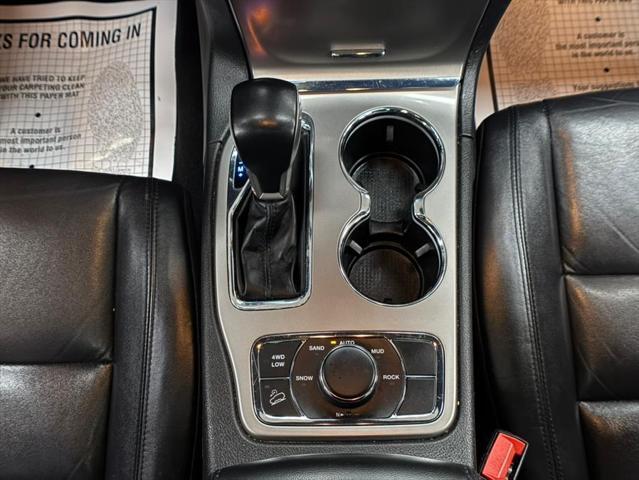 Photo of 2022 Diamond Black Crystal Pearlcoat Jeep Grand Cherokee