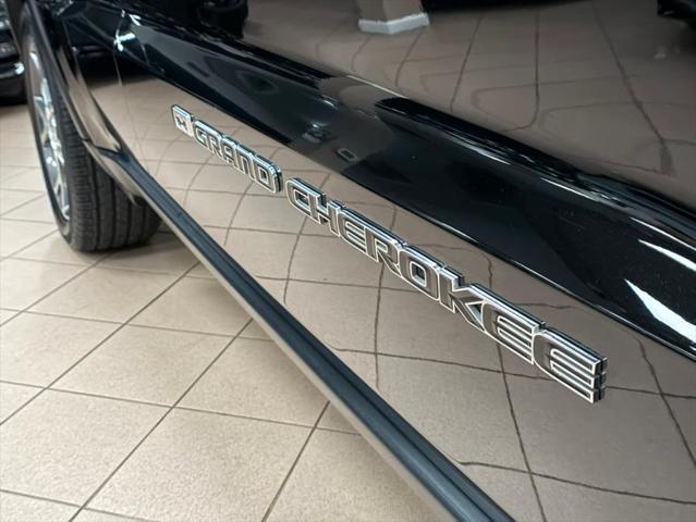 Photo of 2022 Diamond Black Crystal Pearlcoat Jeep Grand Cherokee