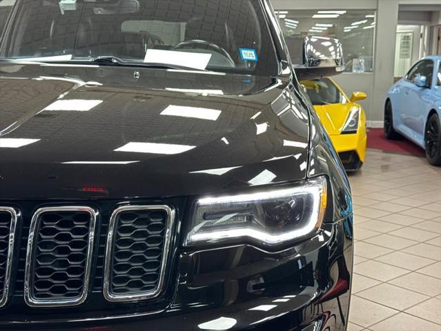 Photo of 2022 Diamond Black Crystal Pearlcoat Jeep Grand Cherokee