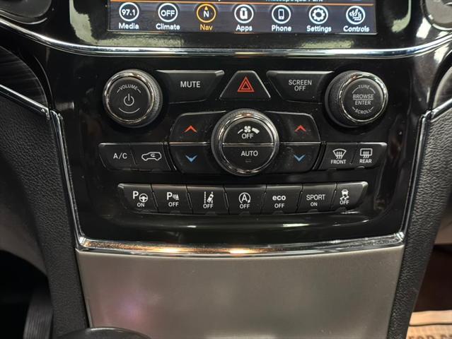 Photo of 2022 Diamond Black Crystal Pearlcoat Jeep Grand Cherokee