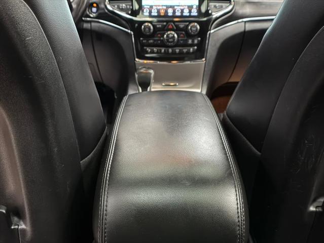 Photo of 2022 Diamond Black Crystal Pearlcoat Jeep Grand Cherokee