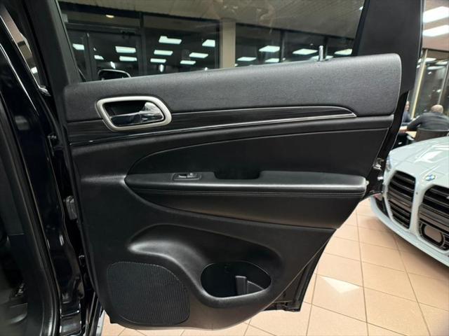 Photo of 2022 Diamond Black Crystal Pearlcoat Jeep Grand Cherokee