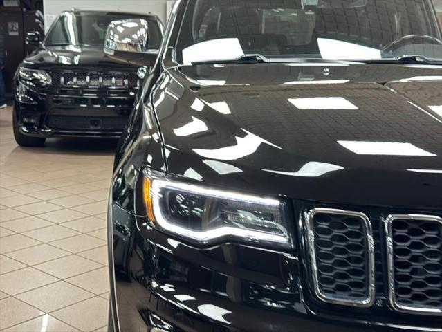 Photo of 2022 Diamond Black Crystal Pearlcoat Jeep Grand Cherokee