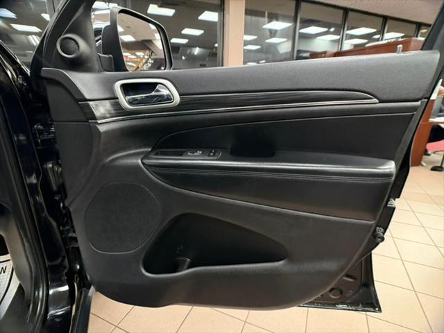 Photo of 2022 Diamond Black Crystal Pearlcoat Jeep Grand Cherokee
