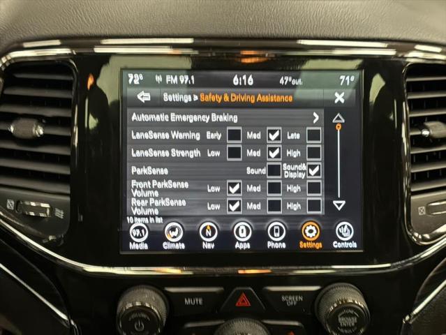 Photo of 2022 Diamond Black Crystal Pearlcoat Jeep Grand Cherokee