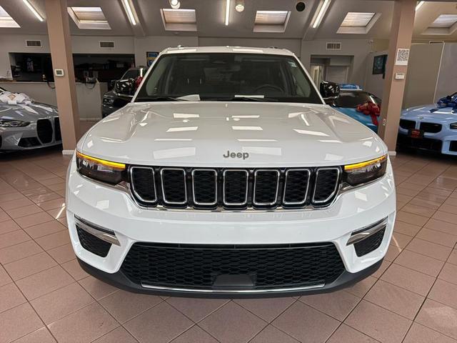 Photo of 2022 Bright White Clearcoat Jeep Grand Cherokee