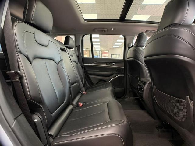 Photo of 2022 Bright White Clearcoat Jeep Grand Cherokee