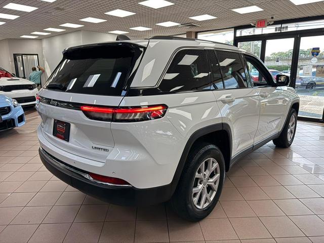 Photo of 2022 Bright White Clearcoat Jeep Grand Cherokee