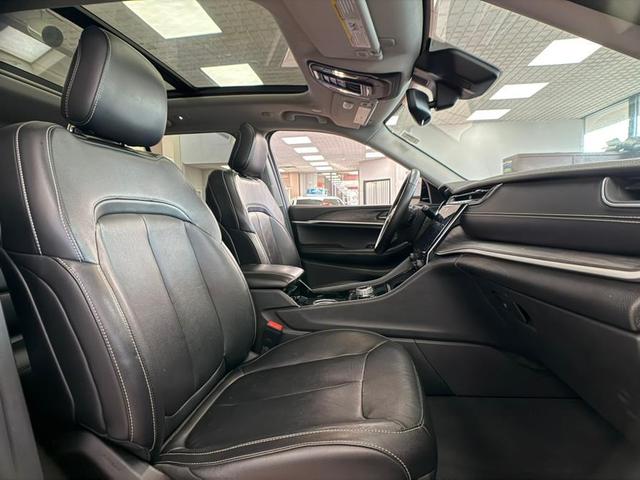 Photo of 2022 Bright White Clearcoat Jeep Grand Cherokee