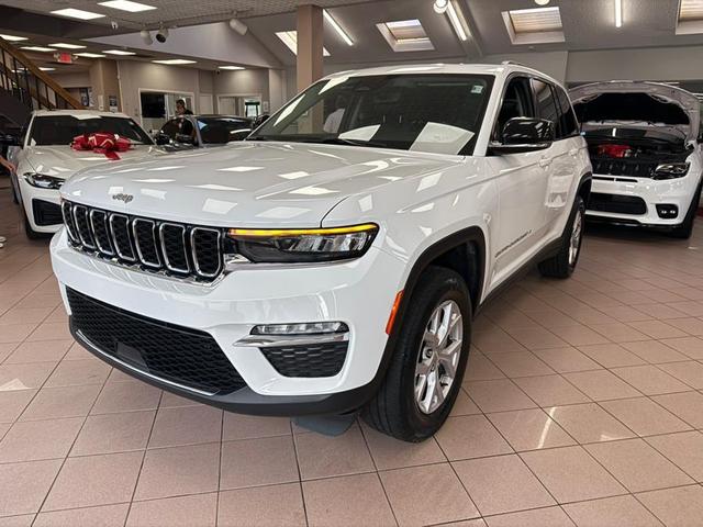 Photo of 2022 Bright White Clearcoat Jeep Grand Cherokee
