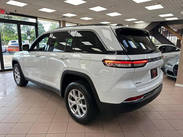 Photo of 2022 Bright White Clearcoat Jeep Grand Cherokee