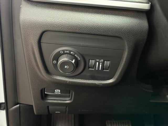 Photo of 2022 Bright White Clearcoat Jeep Grand Cherokee