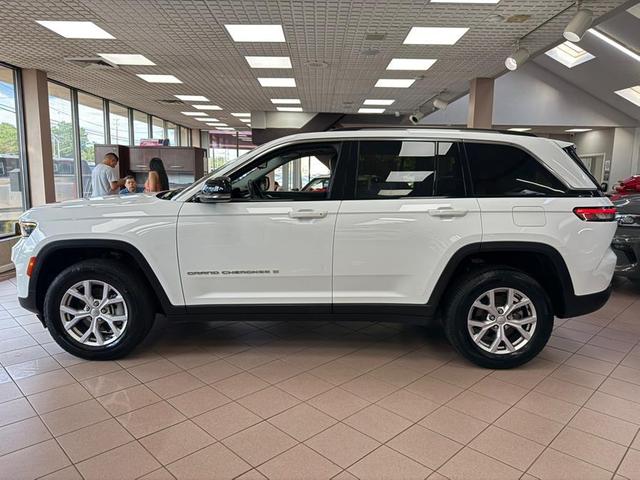 Photo of 2022 Bright White Clearcoat Jeep Grand Cherokee