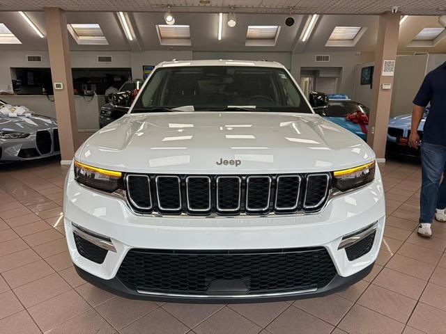 Photo of 2022 Bright White Clearcoat Jeep Grand Cherokee