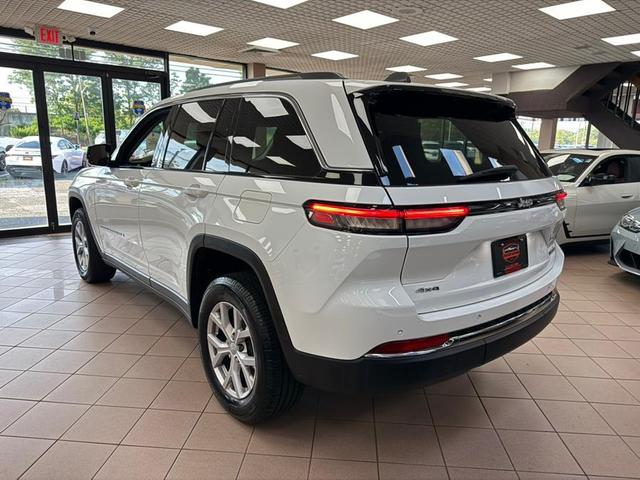 Photo of 2022 Bright White Clearcoat Jeep Grand Cherokee