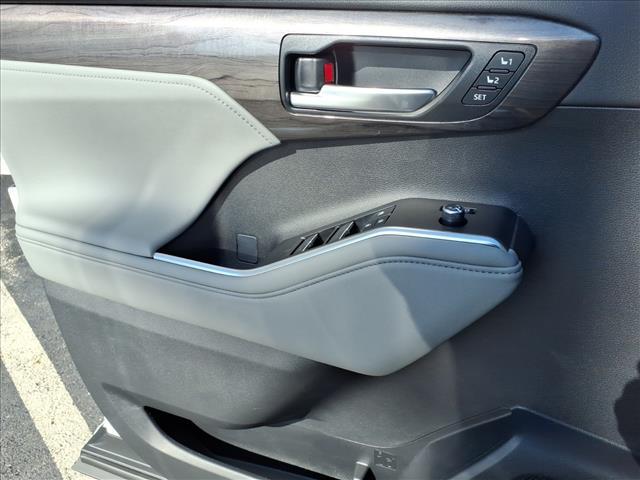 Photo of 2025 Gray Toyota Highlander