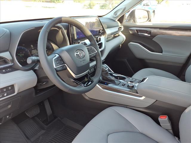 Photo of 2025 Gray Toyota Highlander
