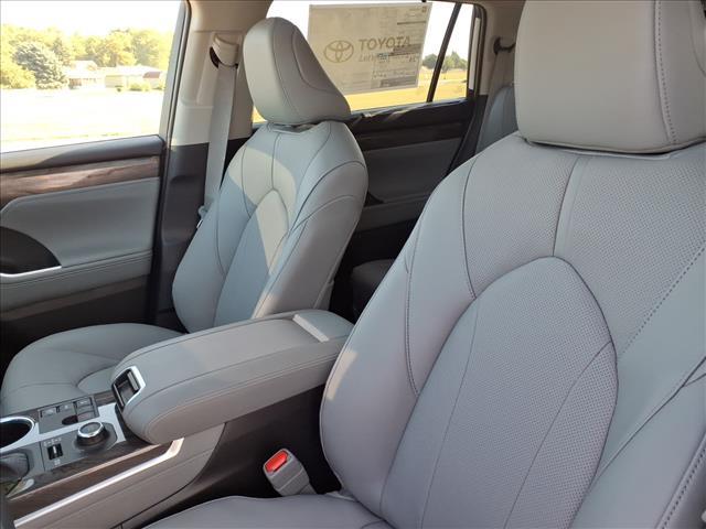 Photo of 2025 Gray Toyota Highlander