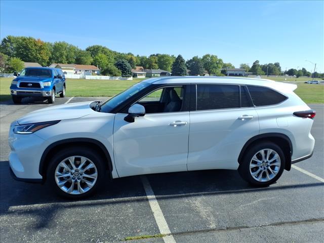 Photo of 2025 Gray Toyota Highlander