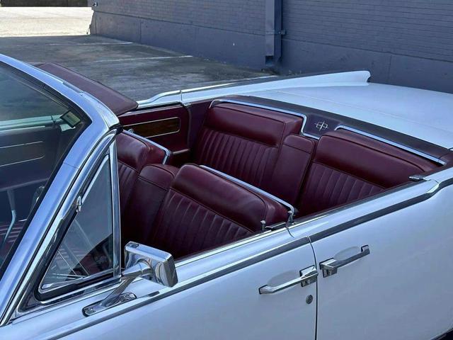 Photo of 1962 White Lincoln Continental