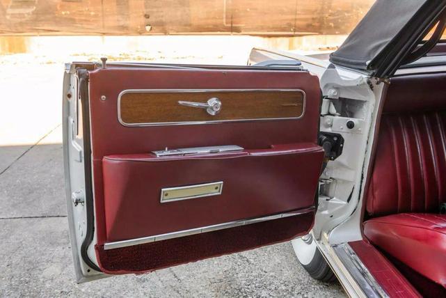 Photo of 1962 White Lincoln Continental