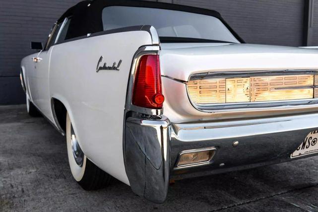 Photo of 1962 White Lincoln Continental
