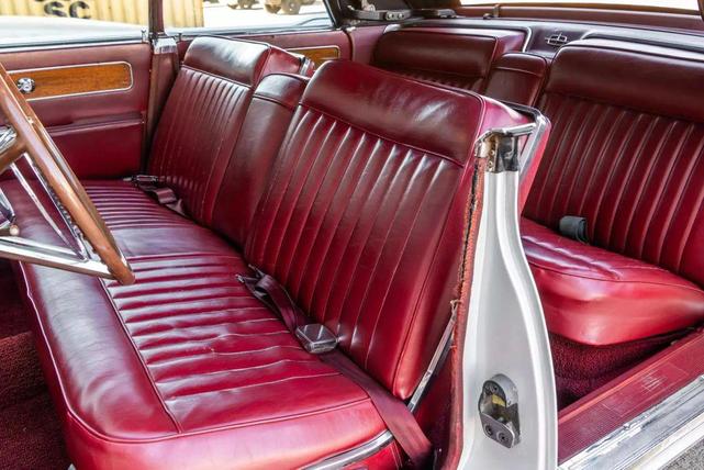 Photo of 1962 White Lincoln Continental