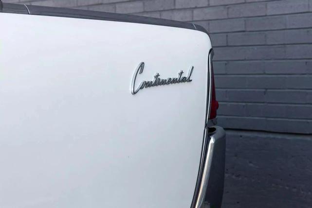 Photo of 1962 White Lincoln Continental
