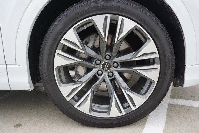 Photo of 2025 Glacier White Metallic Audi Q8