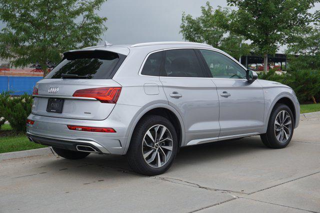 Photo of 2022 Florett Silver Metallic Audi Q5