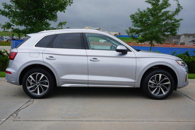 Photo of 2022 Florett Silver Metallic Audi Q5