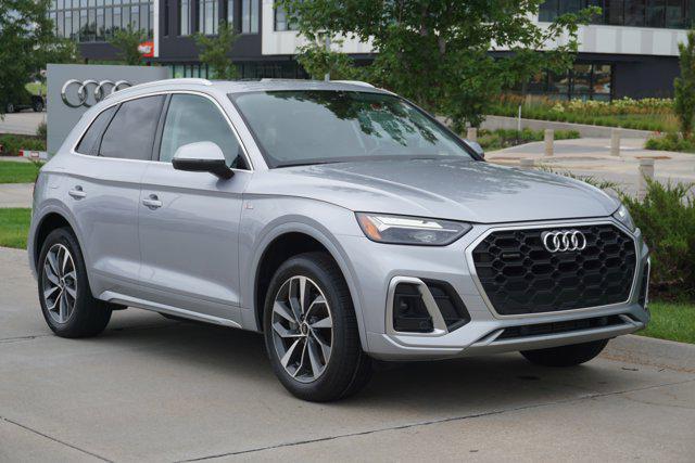 Photo of 2022 Florett Silver Metallic Audi Q5