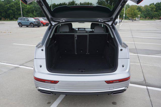 Photo of 2022 Florett Silver Metallic Audi Q5